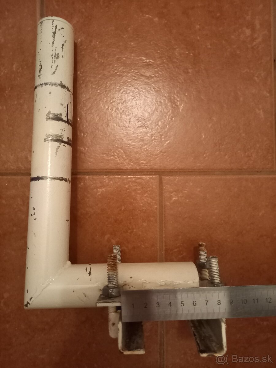 Satelitná/ anténna konzola na zárubňu