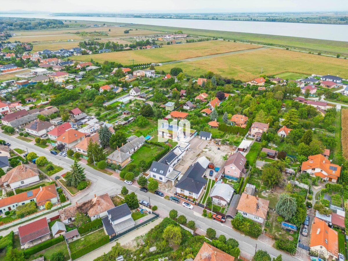 Slnečný stavebný pozemok 679 m² – Dobrohošť, LEN 15 km od Br