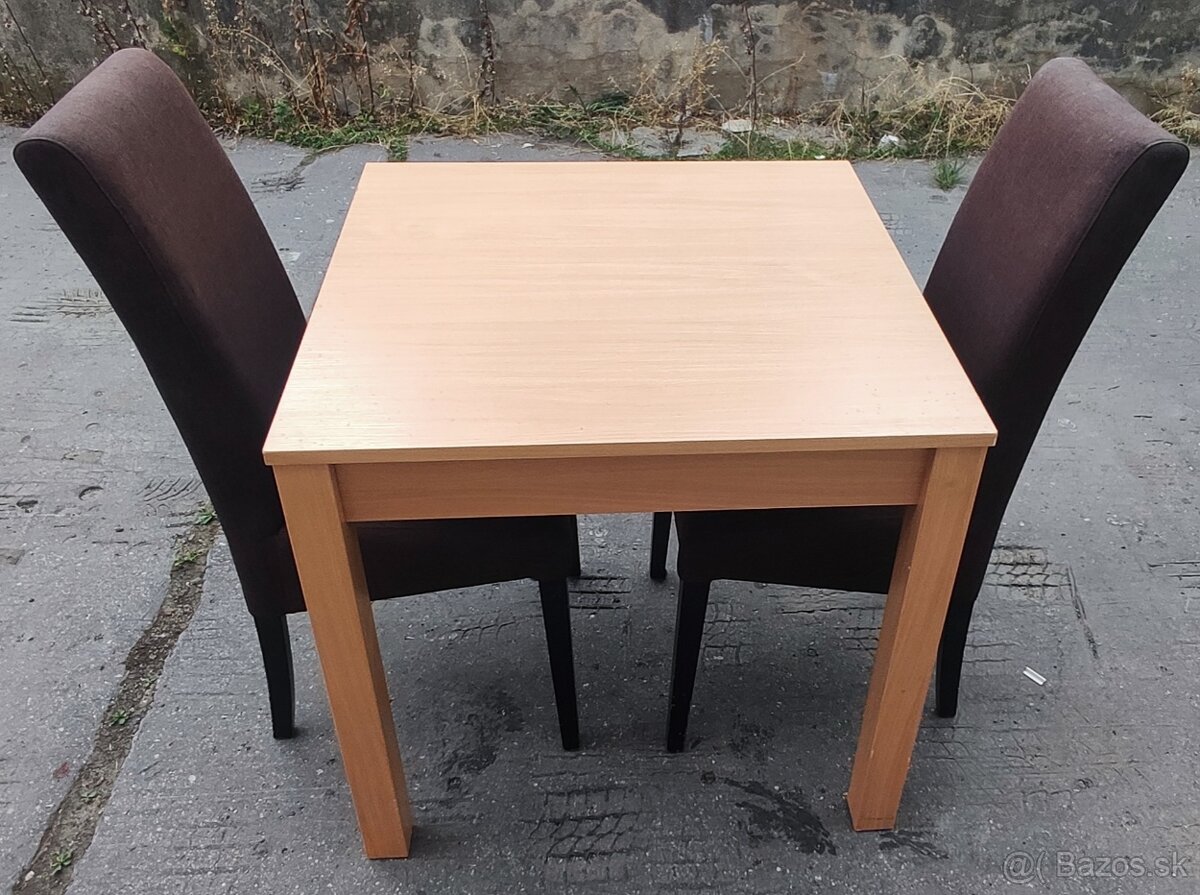 Stôl so stoličkami