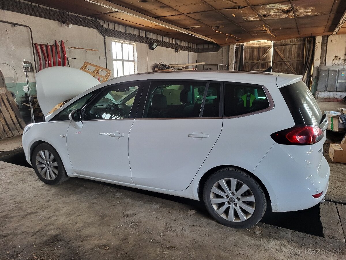 Predám Opel Zafira Tourer automat na diely. Len v celku.