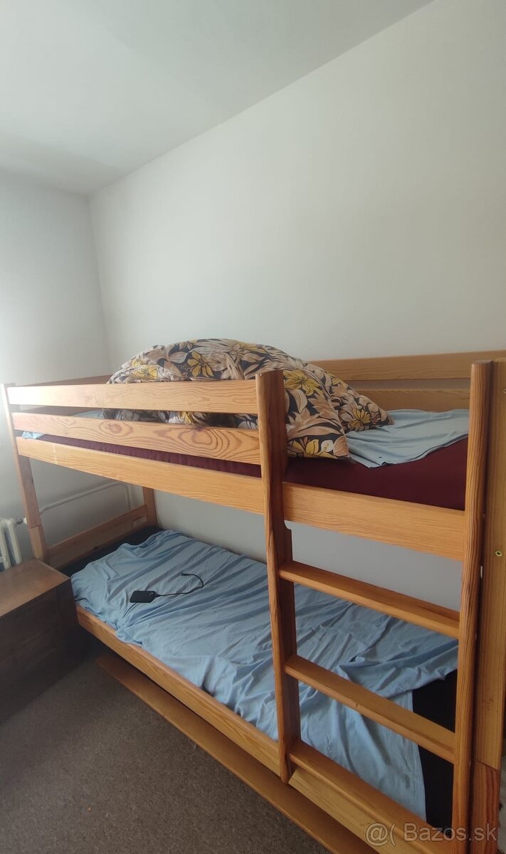 Drevená poschodová posteľ – 25 €