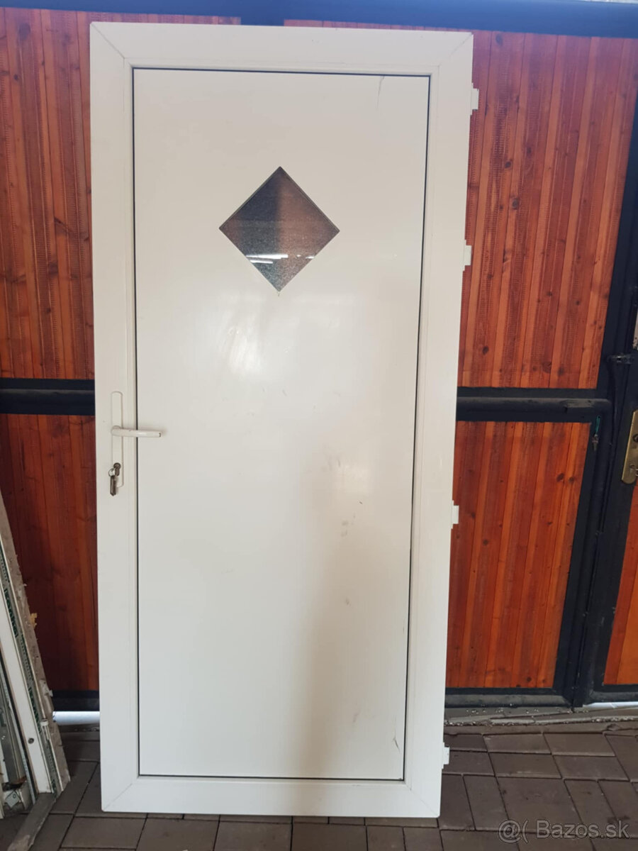 Vchodové plastové Dvere značky Sanno - Pravé 90-ky