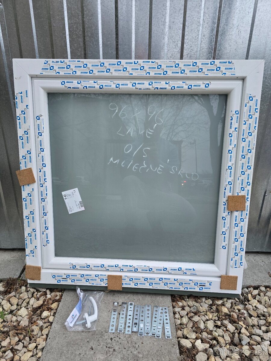 Plastove okno 96x96cm mliecne sklo pravé