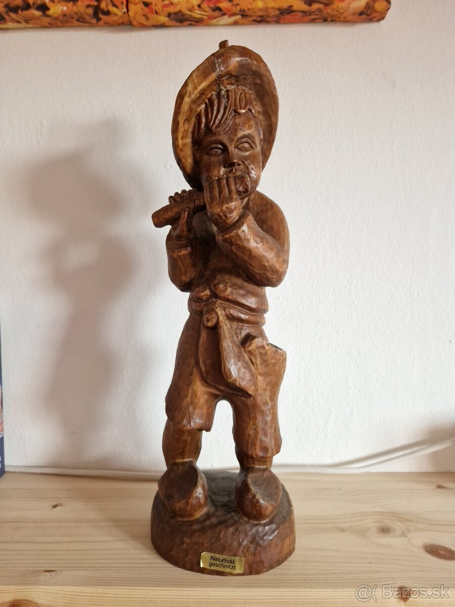 Vyřezávaný chlapec s flétnou