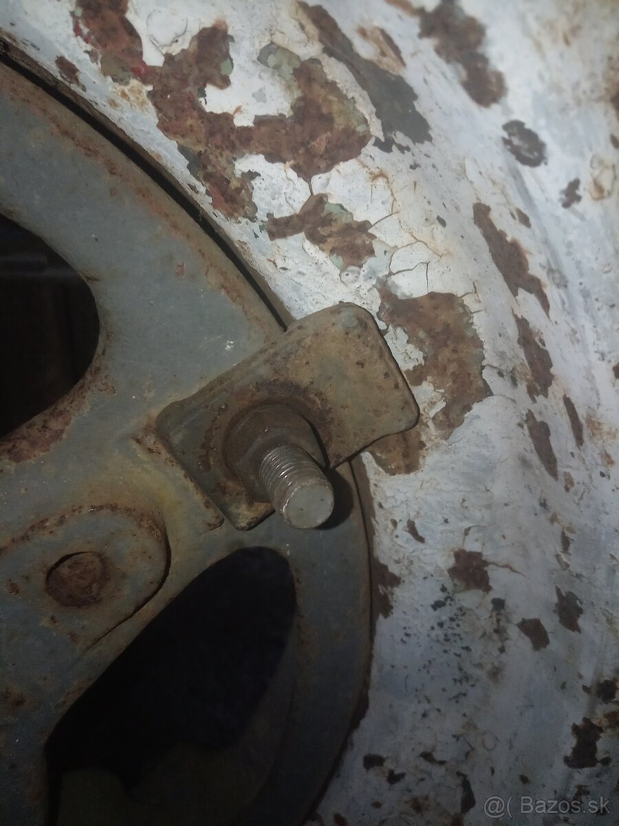 Kúpim na zetor 25 držiak kolesá a bočné okno.