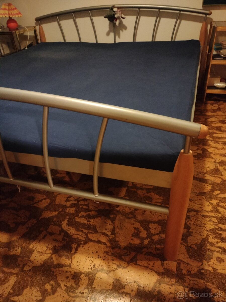 Predám luxusnu manželskú posteľ 180/200cm.