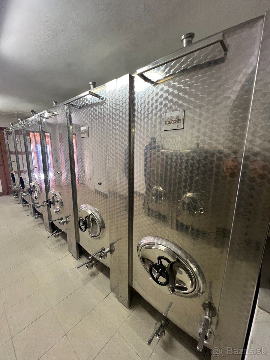 NEREZOVÁ NÁDRŽ UZAVŘENÁ 1750L HRANATÁ