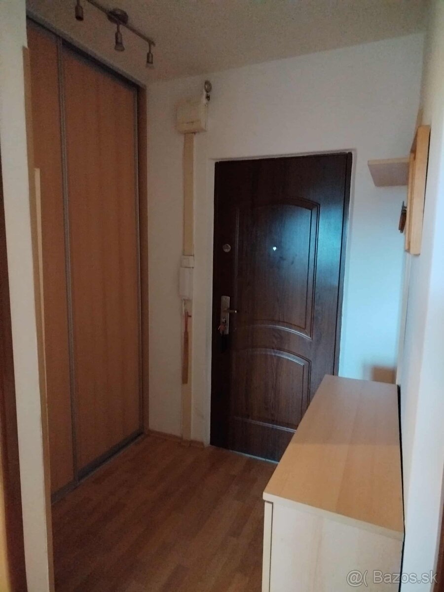 Prenájom 1-izbovèho bytu Vlčince