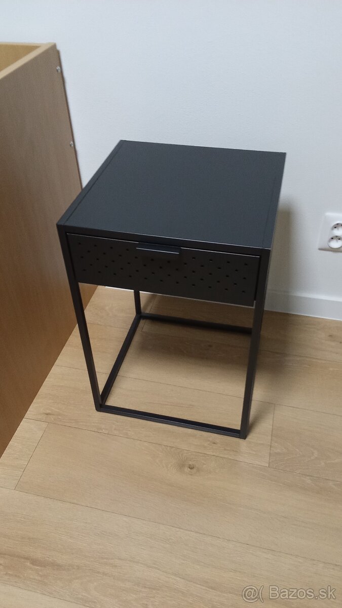 Kovový nočný stolík