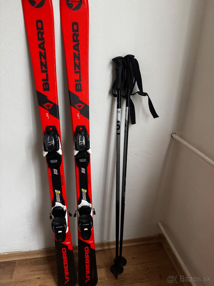 Detské zjazdové lyže spolu s lyžiarkami