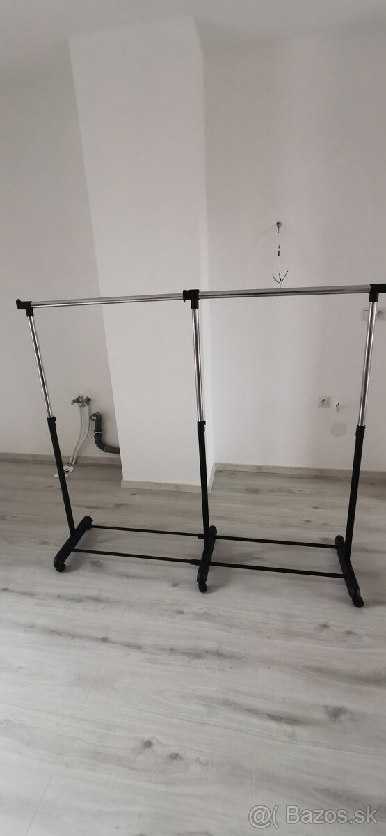 Stojan na oblečenie