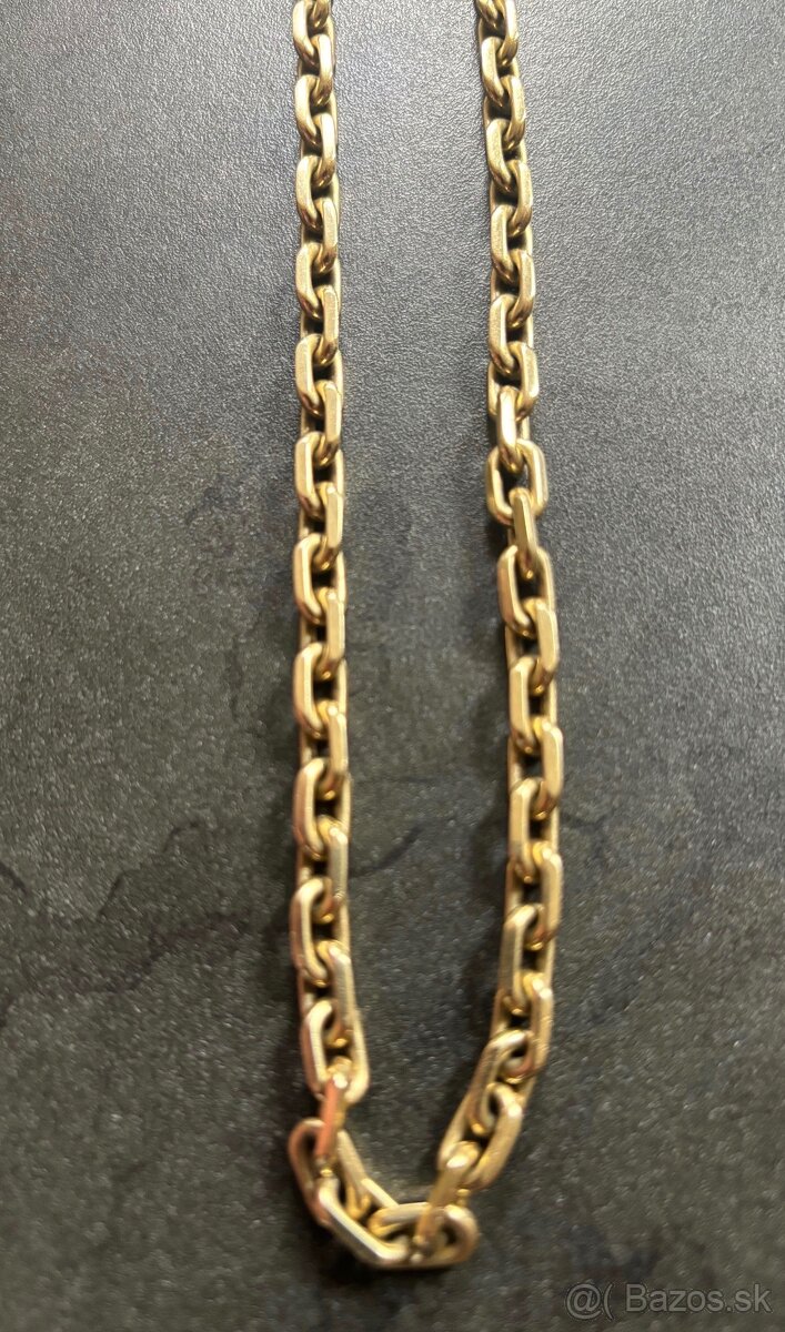 Zlatá retiazka pílka.