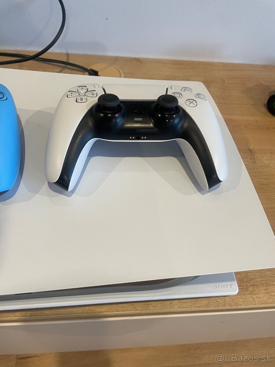 Predám PS5 s mechanikou a dvoma ovládačmi