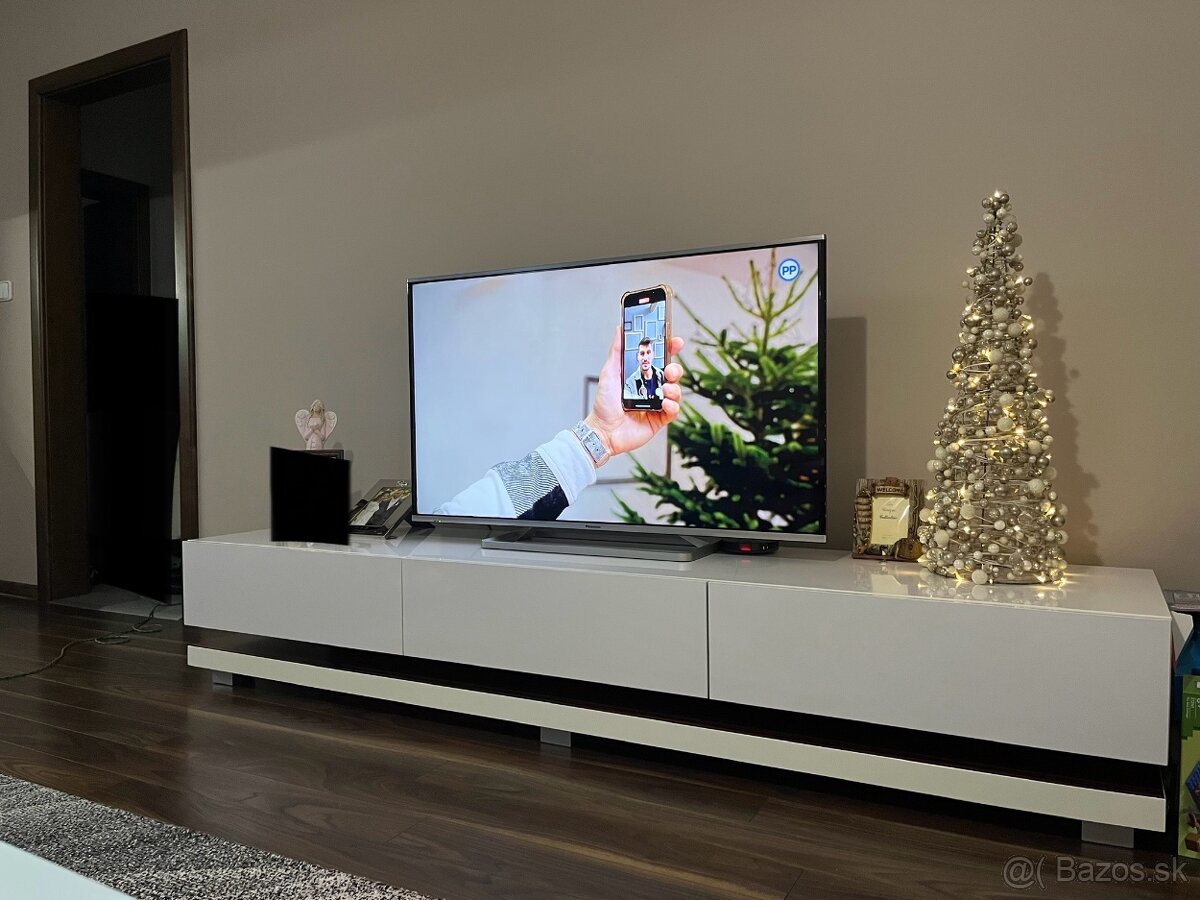 Stolík pod TV