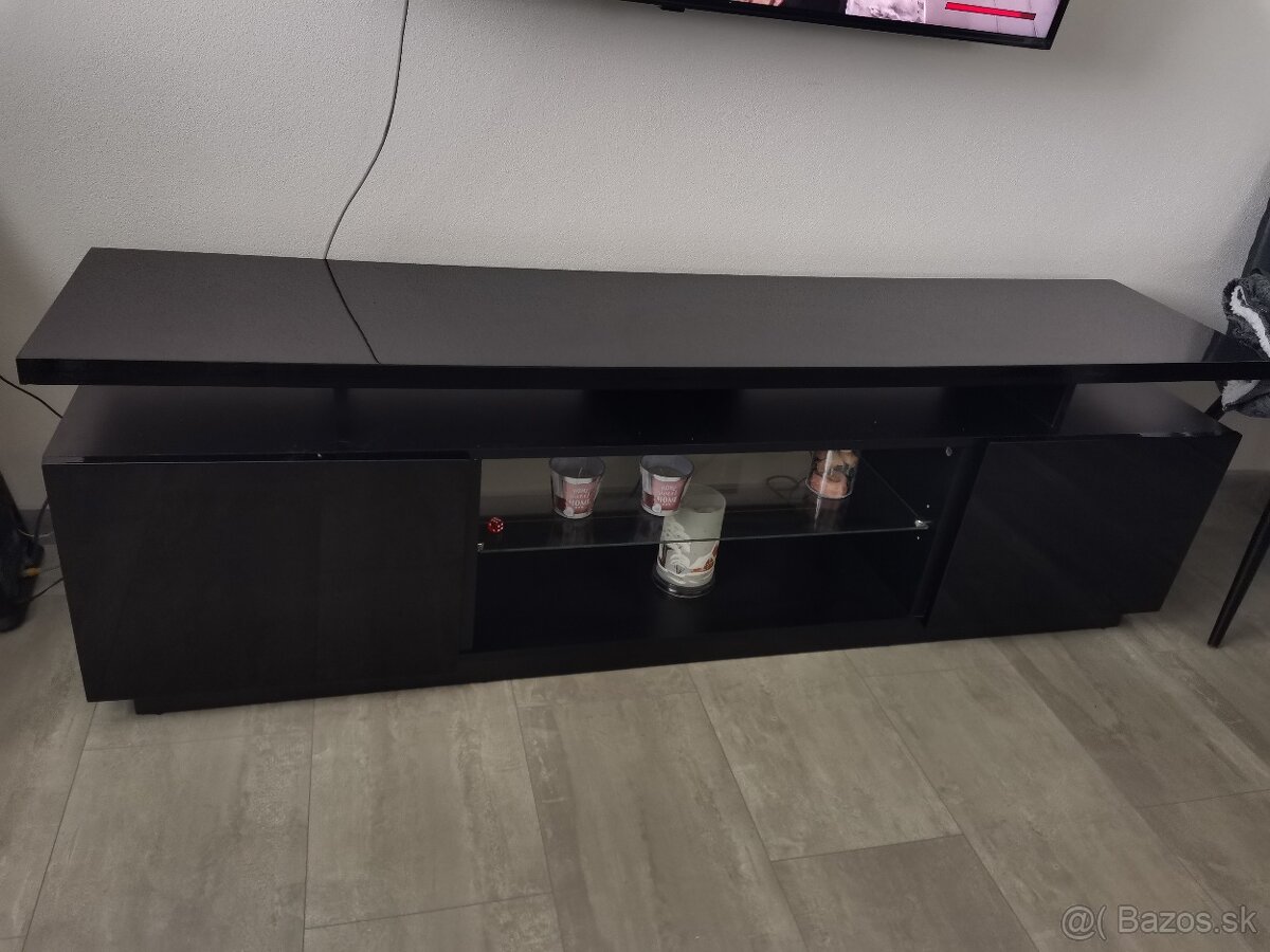 Stolík pod TV