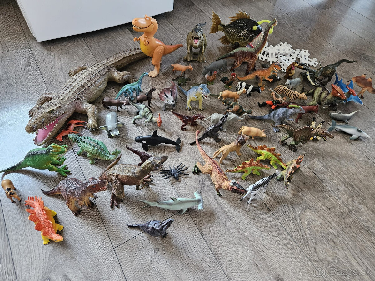 Plastové figúrky dinosaurov a iných zvierat