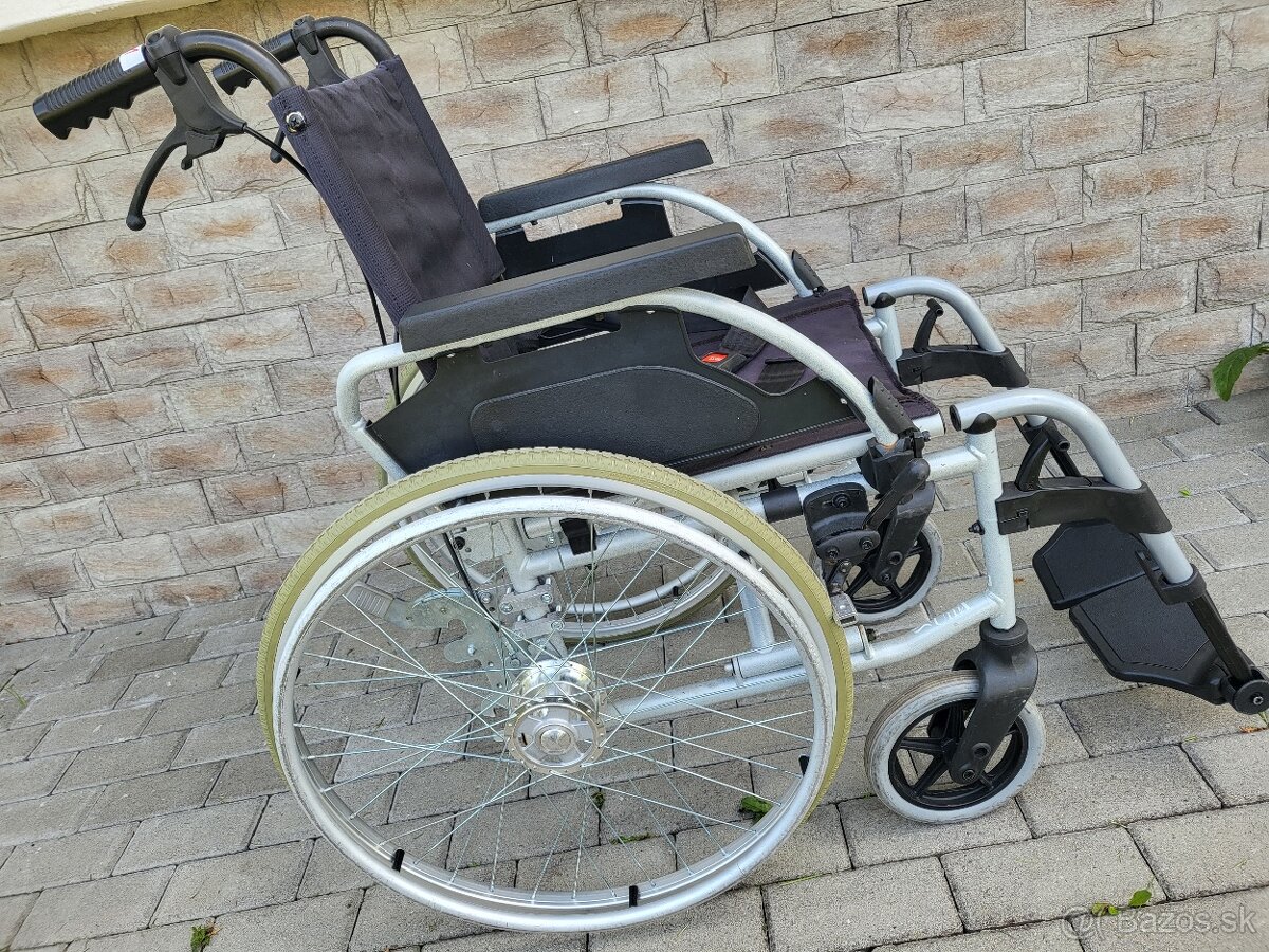 invalidny vozík 42cm pridavne brzdy pre asistenta odľahčeny