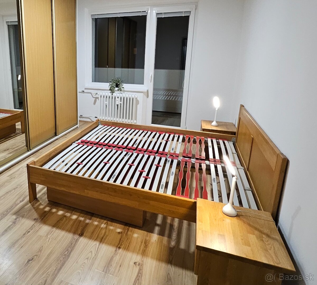 Postel s perinacom a nočnými stolíkmi