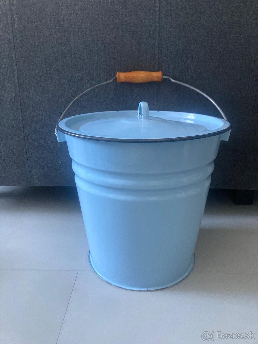 Smaltované vedro s pokrievkou
