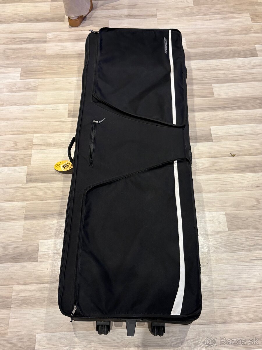 Pevný látkovy  kufor na kolieskach na klávesy