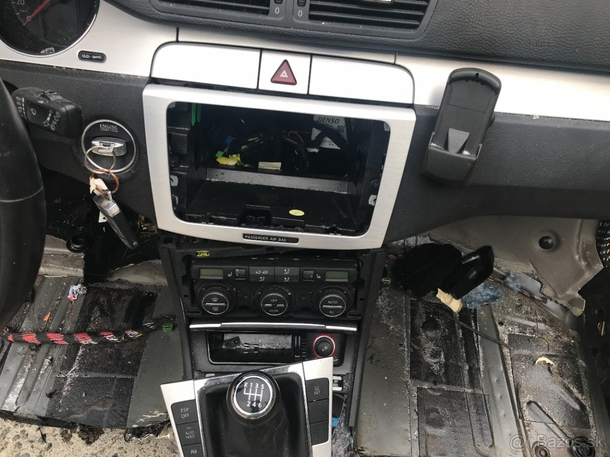 Palubovka s airbagmi a pásmi na VW Passat 3C