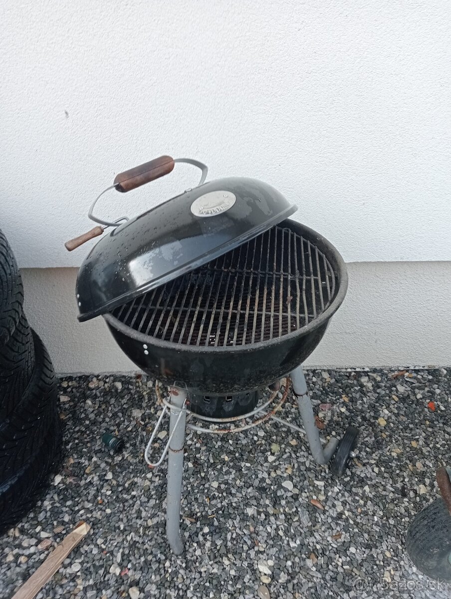 Záhradný gril na uhlie