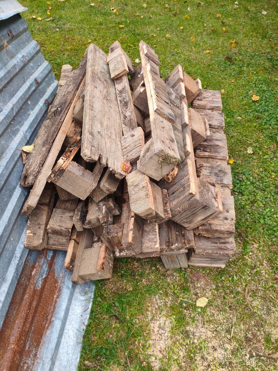 Odrezky z paliet a drevené skrinky