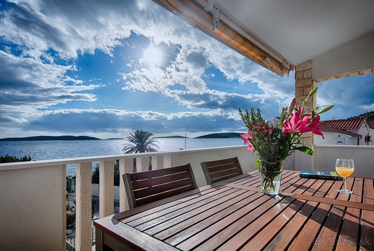 Predaj, novozrekonštruovaný dom s 3 bytmi, Vis, 100 m od mor