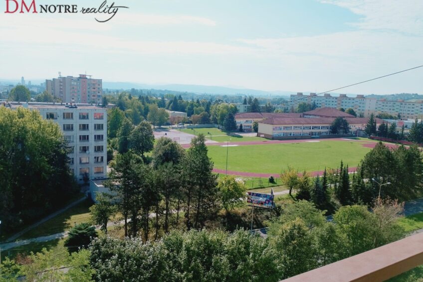 Dvojizbový byt s výmerou trojizbového s balkónom v Lučenci.