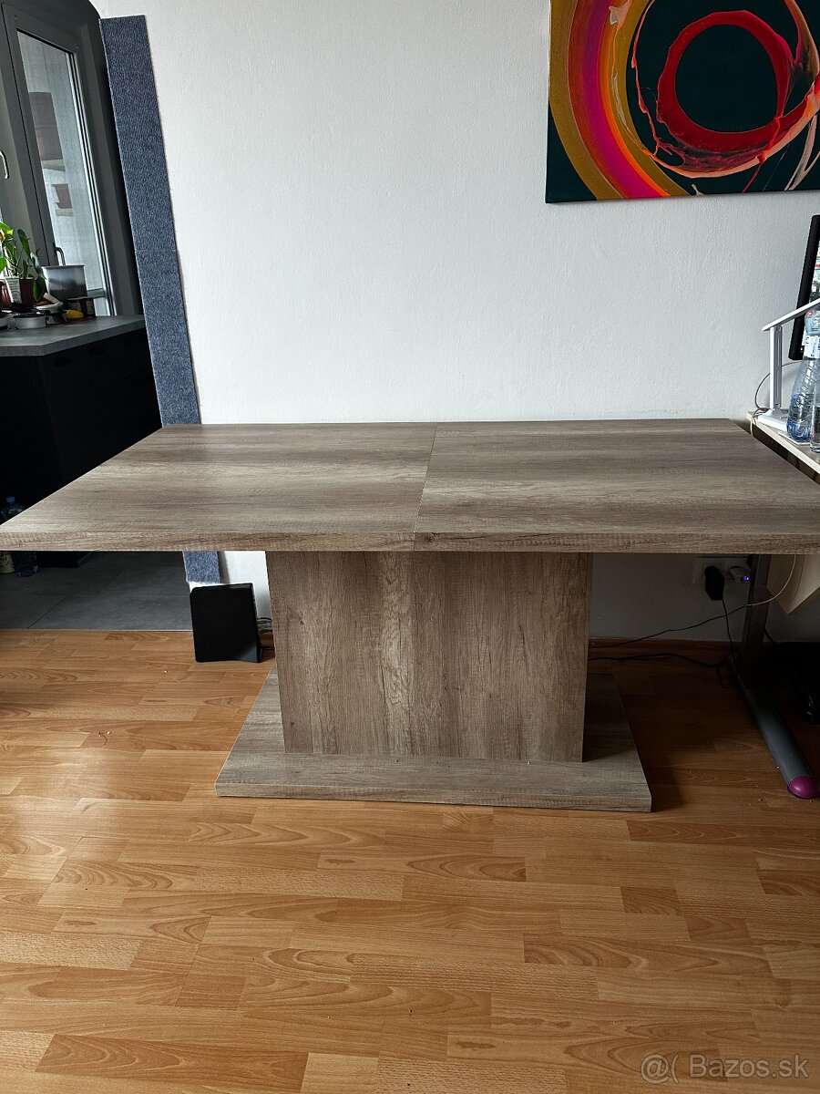 Rozkladací jedálenský stôl