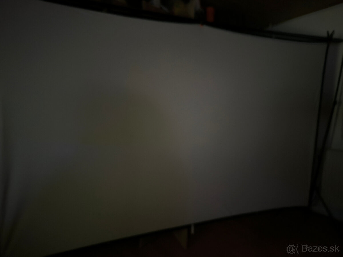 projekčné plátno , plátno pre projektory 304,8 centimetrov