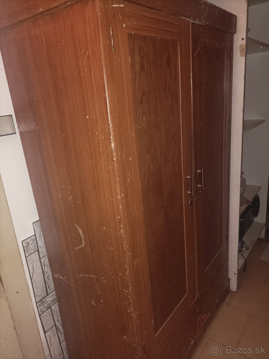 Starožitná skriňa