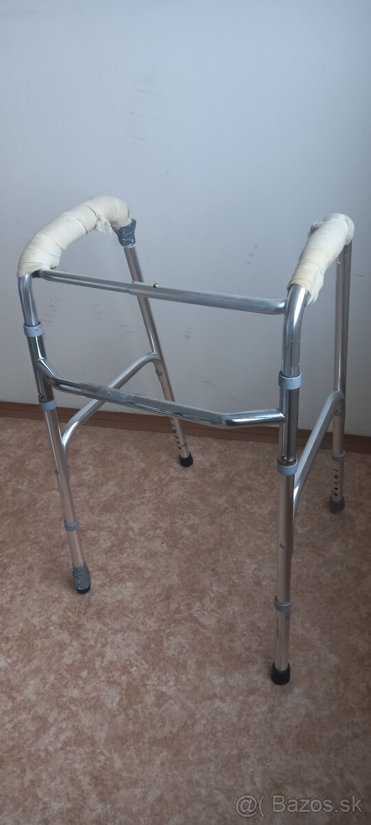 pevne choditko pre seniorov nastavitelne.