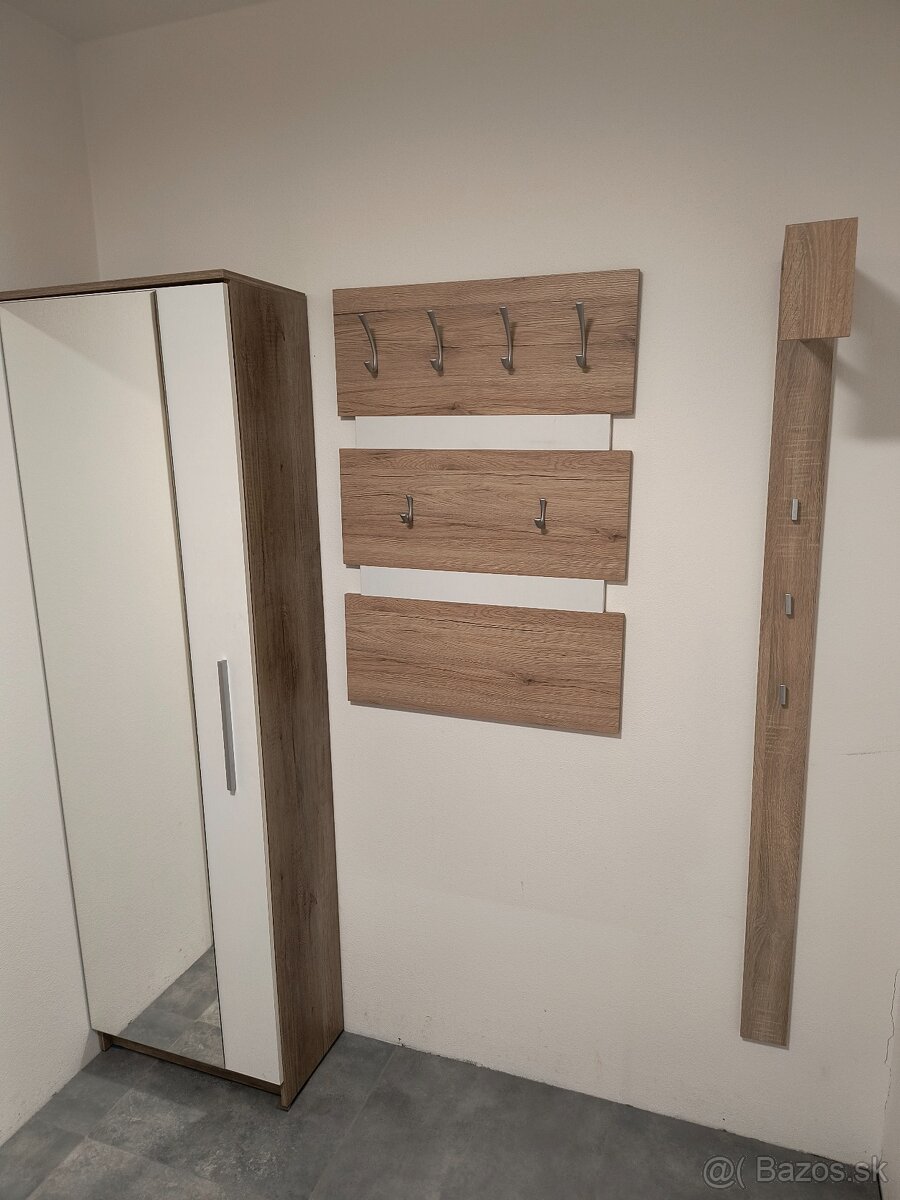 Predsieň, chodba, botník, stena