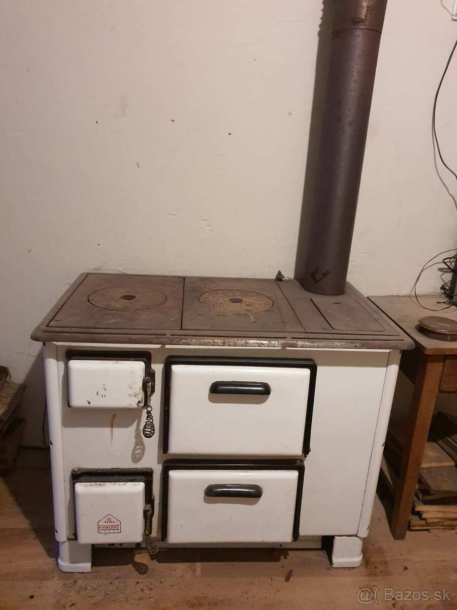 Sporák na pevné palivo.