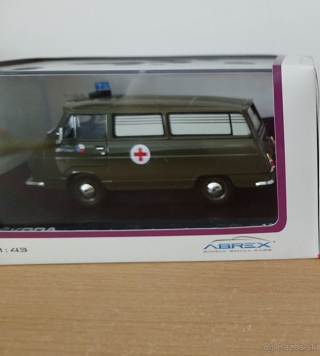 Predám model auta Škoda 1203 voj.sanitka 1:43.