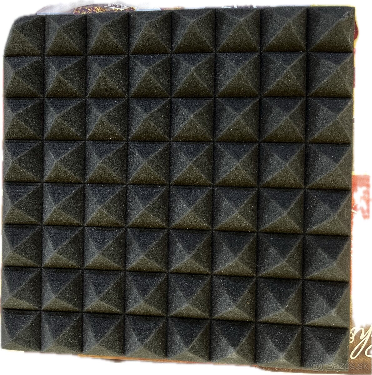 Čierna akustická pena pyramída