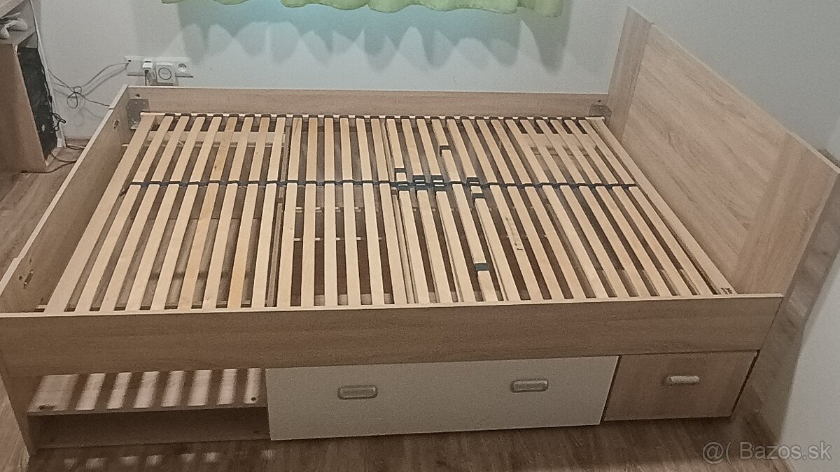 Posteľ 140cm x 200cm s 3 zásuvkami a 2 nočnými stolíkmi
