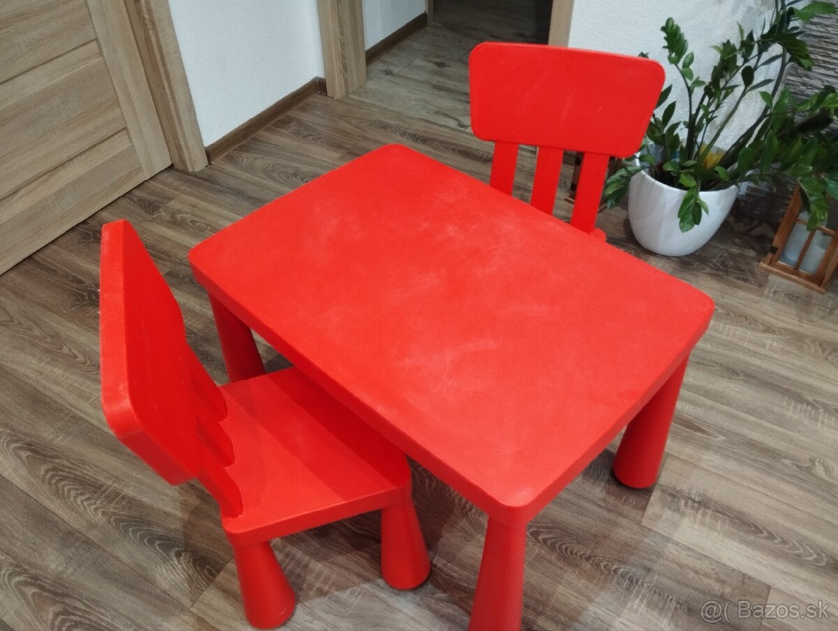 Detský stolík so stoličkami