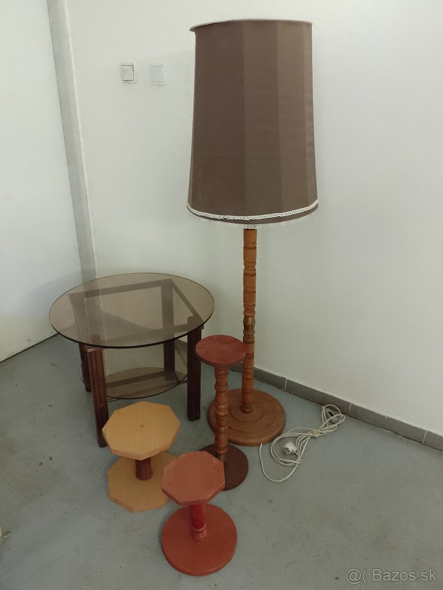 Predám lampu, stolík a stojany na kvetináče dohodou