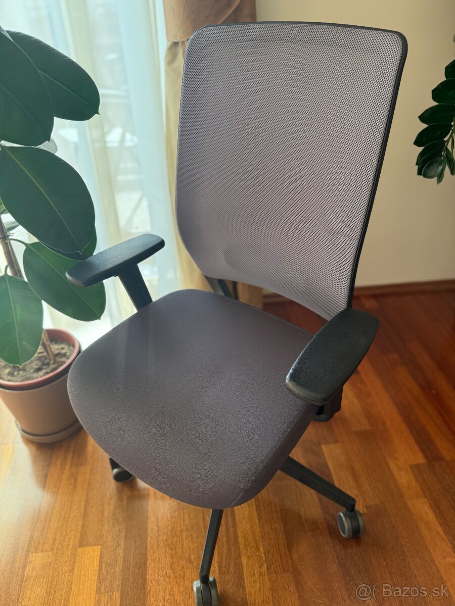 Kancelárska stolička.