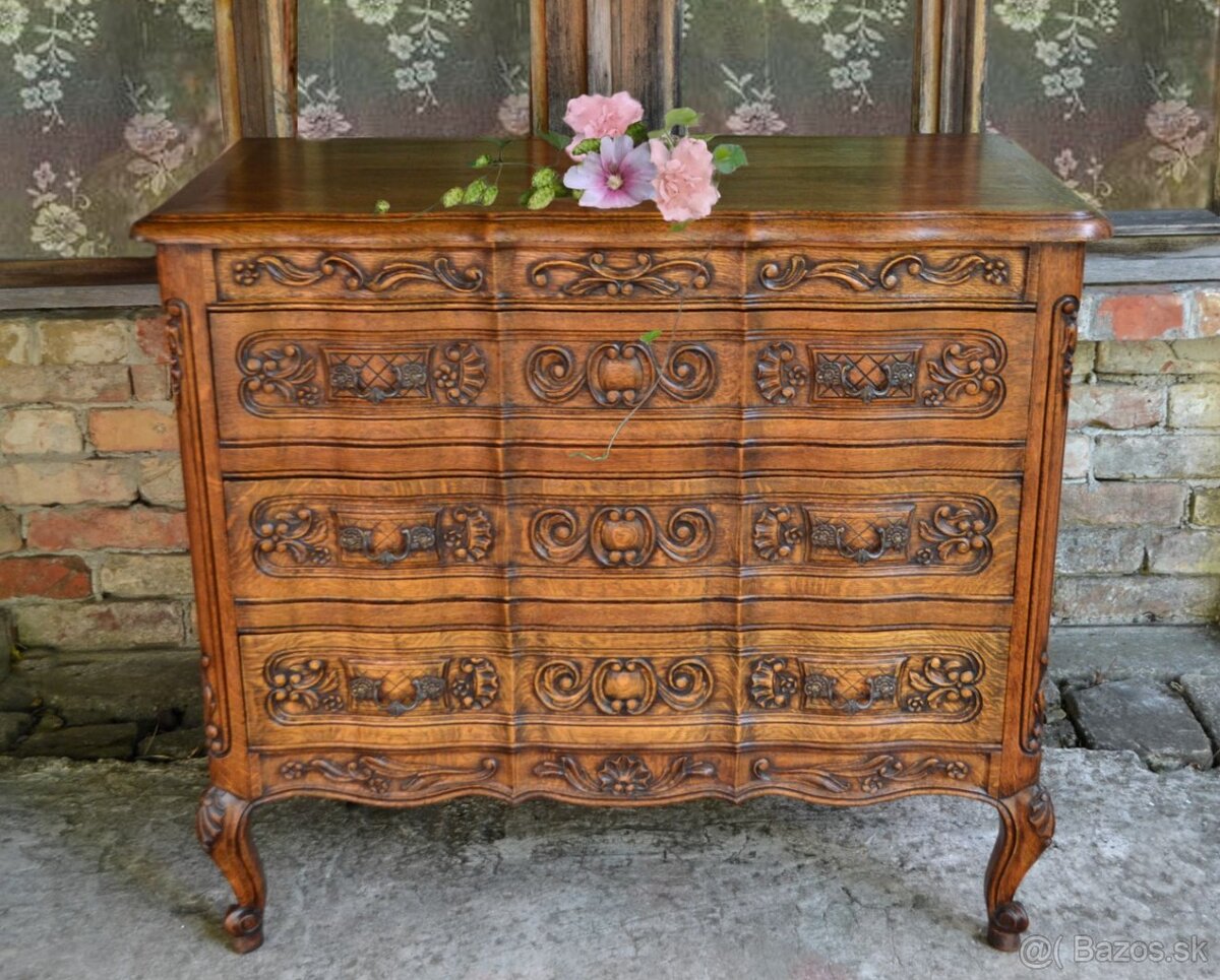 Vyrezávaná dubová komoda