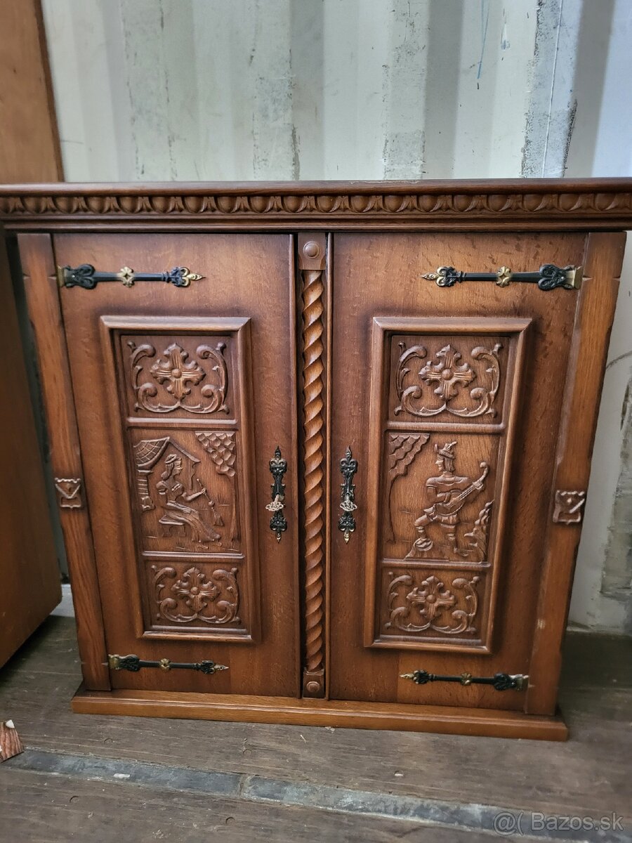 Starožitná skriňa