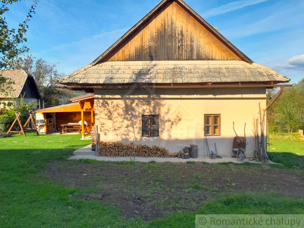 Kamenný domček pri Detve – rozpracovaná chalupa s veľkým p