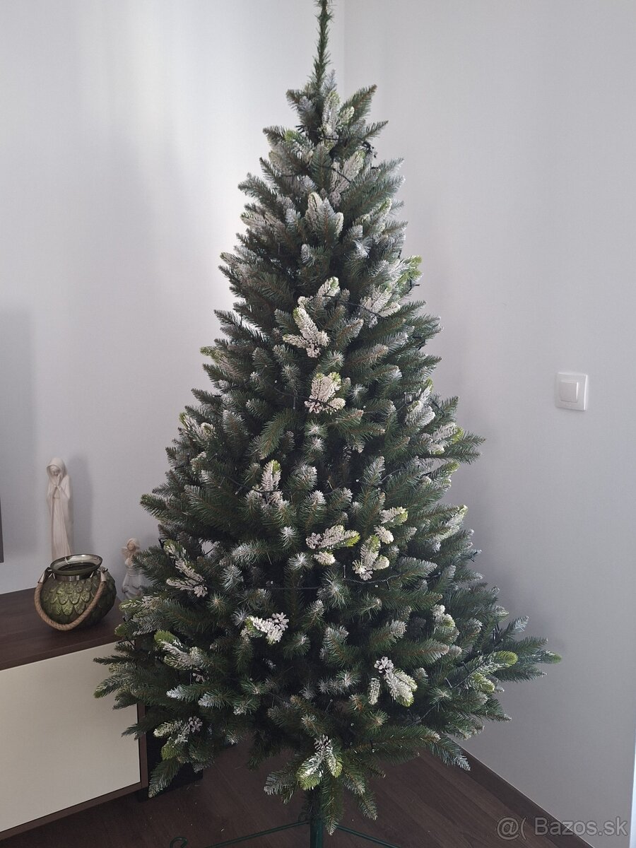 Umelý vianočný stromček