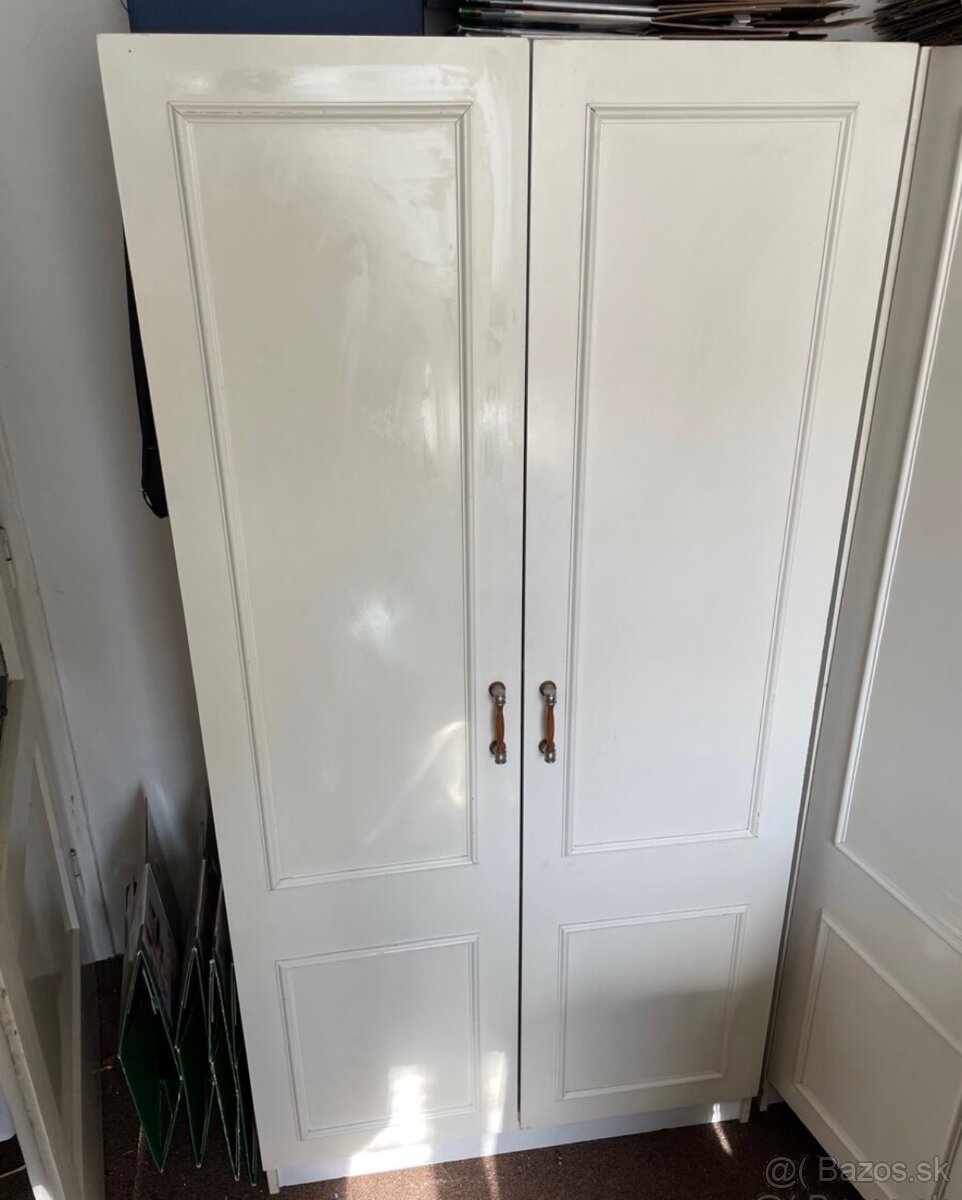 Biele šatníkové skrine