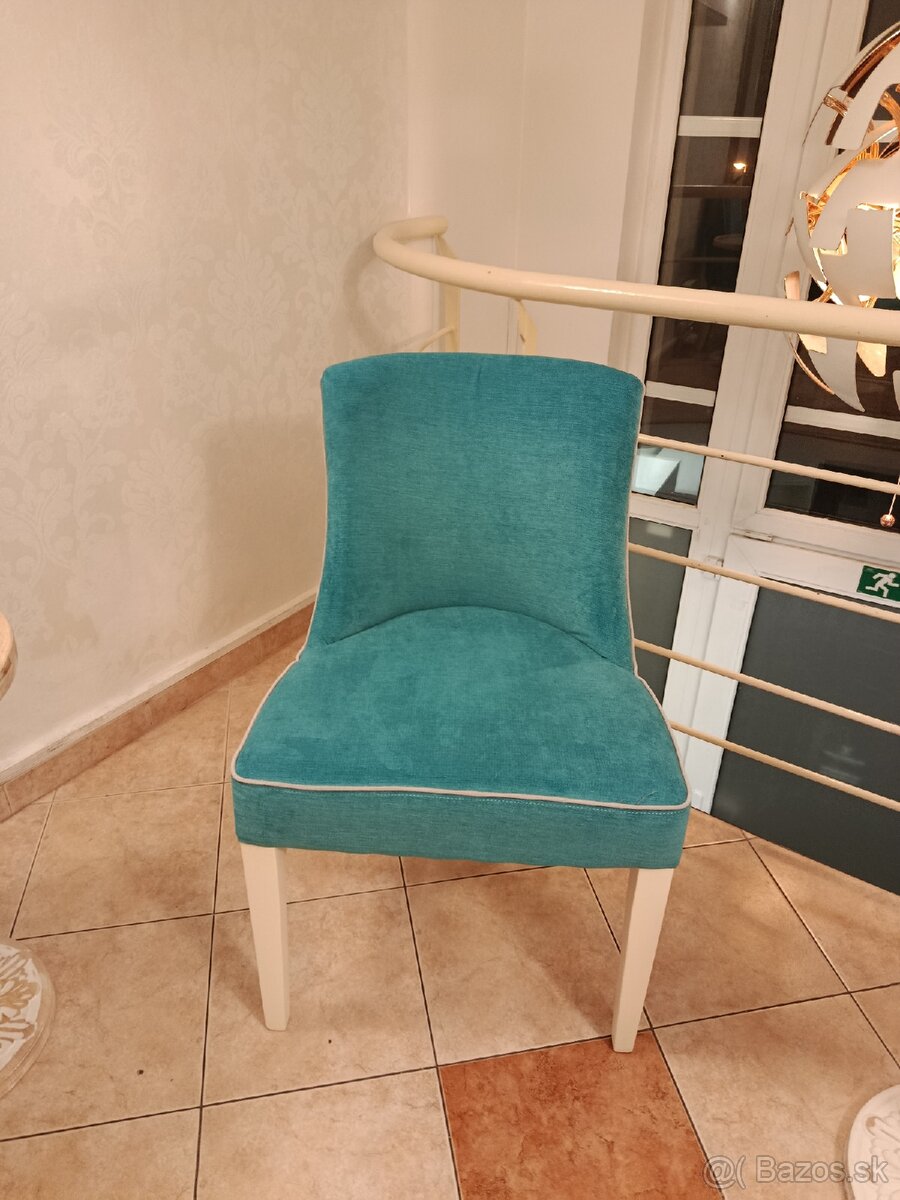 Modré jedálenské stoličky