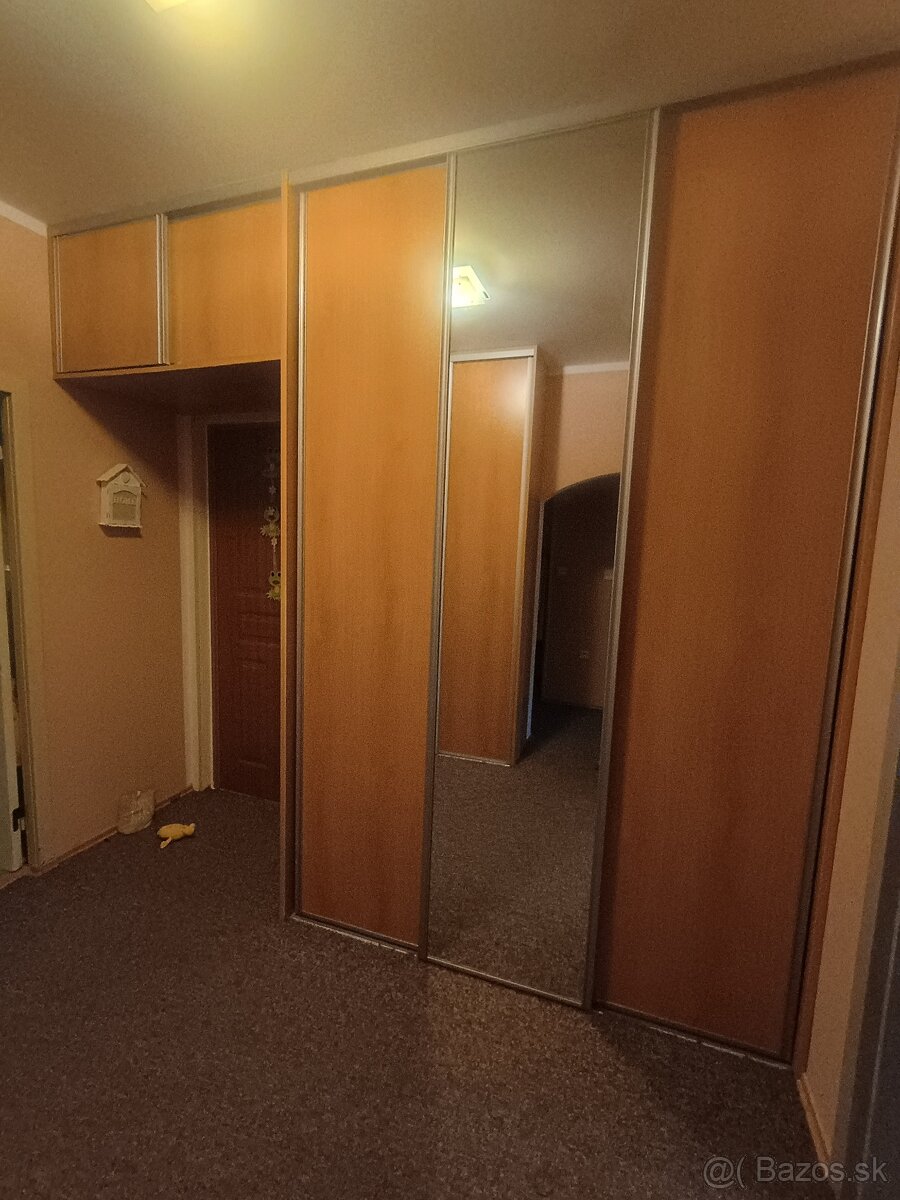 Vstavana skrina so skrinku nad dverami