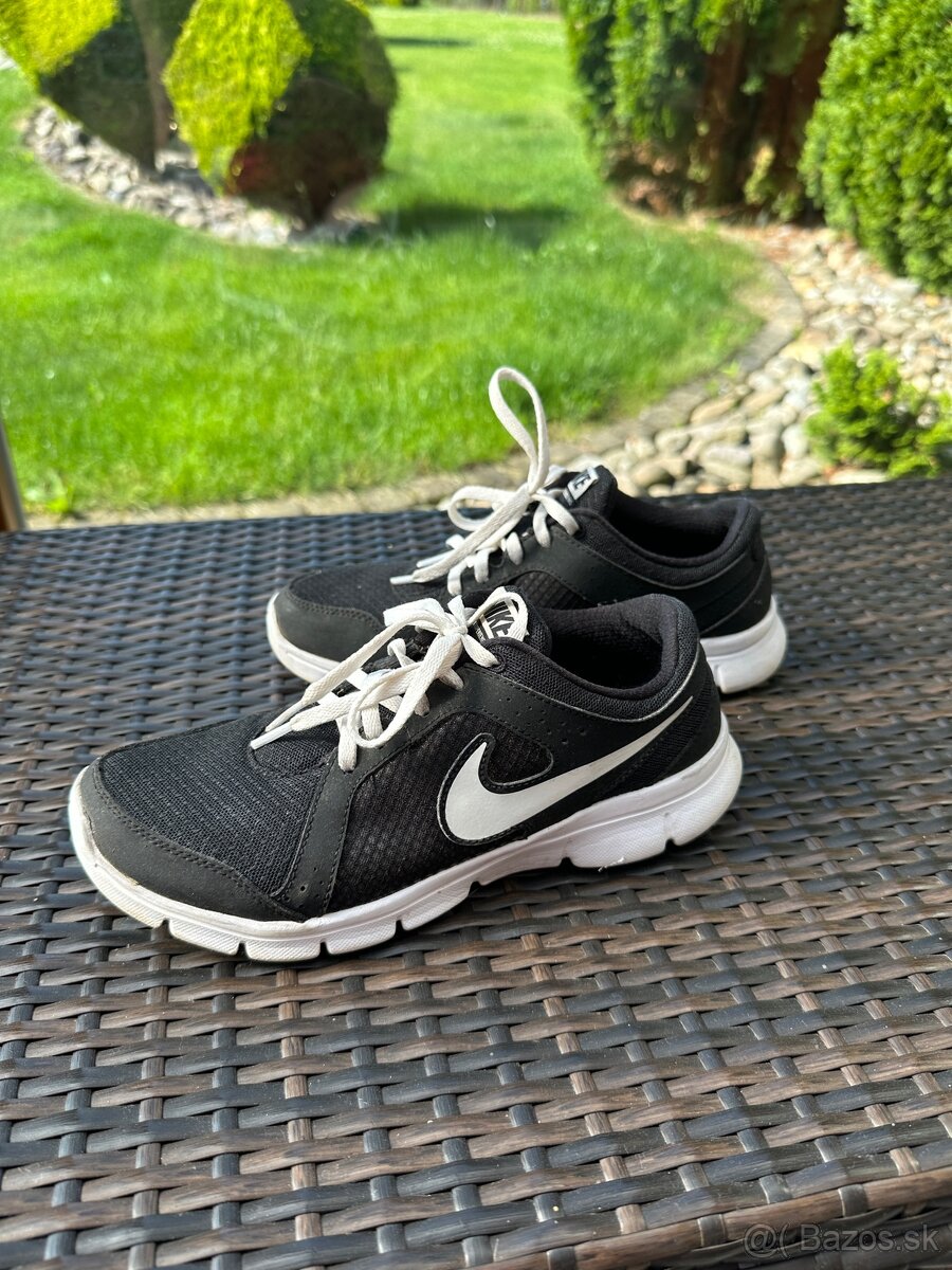 Čierne Nike tenisky 38