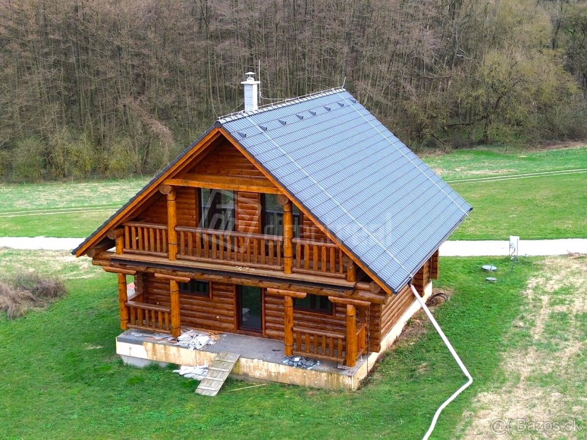 Chata z guľatiny v Jelenci v štádiu holodomu
